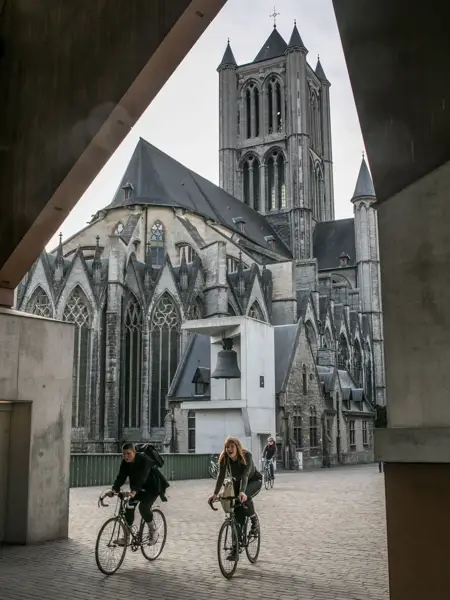 Radfahrer bei Hotel Gent