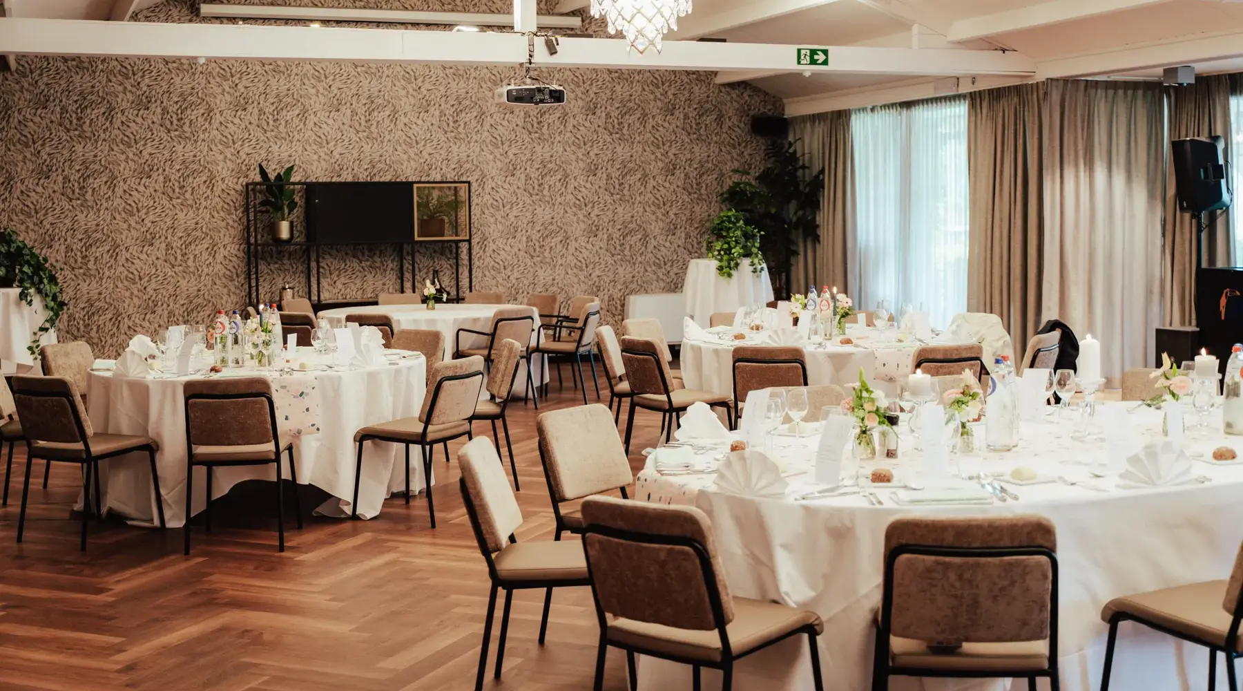 Room with a set table at Hotel Beveren
