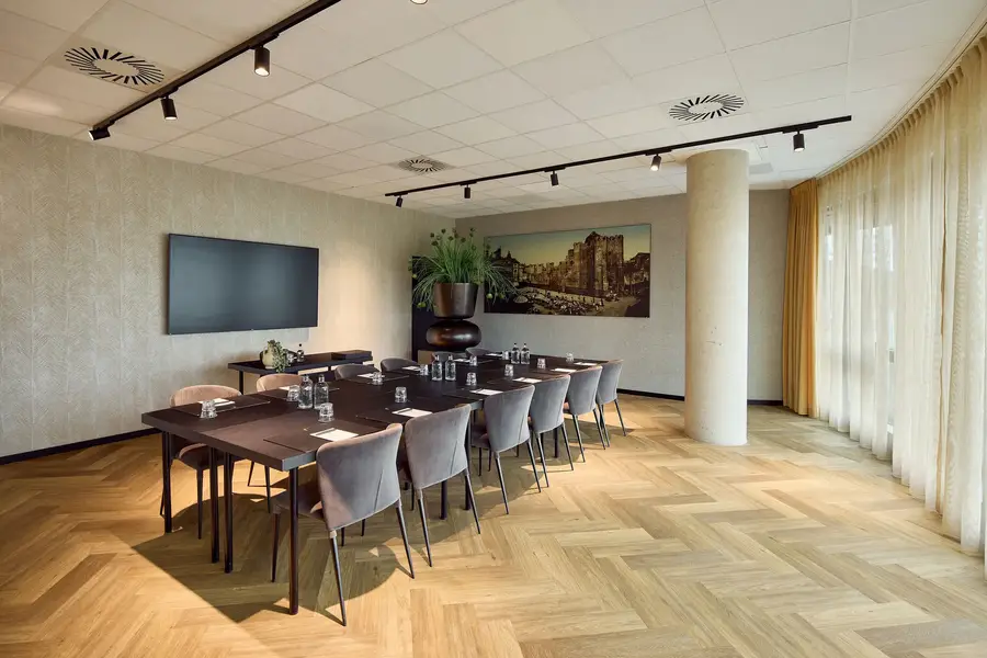 Gravensteen in einem für Besprechungen eingerichteten Sitzungssaal in der Nähe des Stadtzentrums von Gent