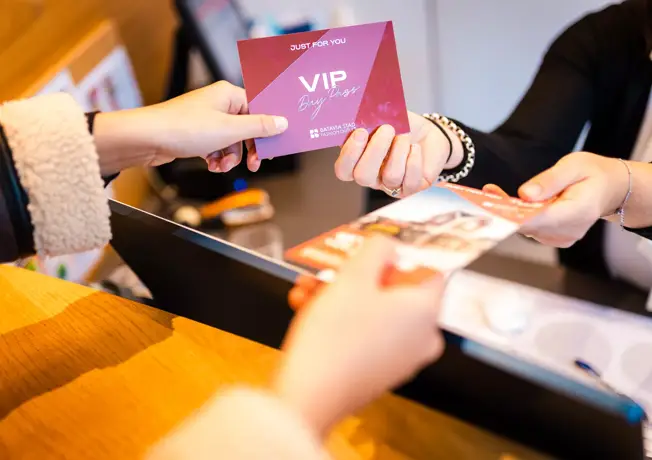 Jemand bezahlt bei Batavia Stad.