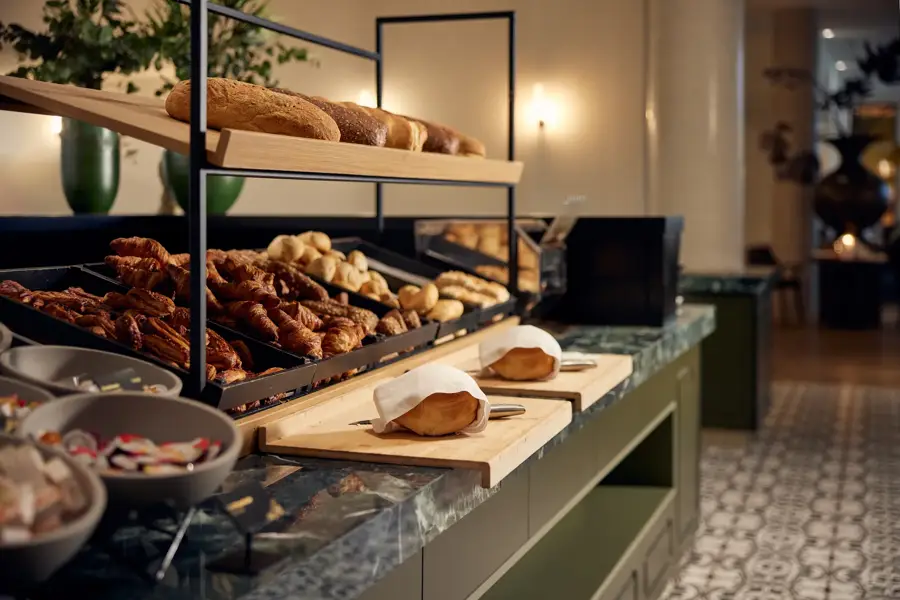 Extensive live cooking breakfast buffet