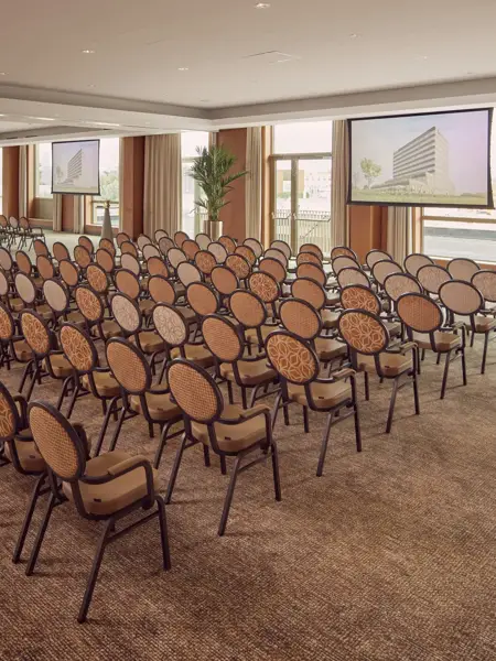 Grote staal met stoelen in een congres opstelling in Hotel Delft