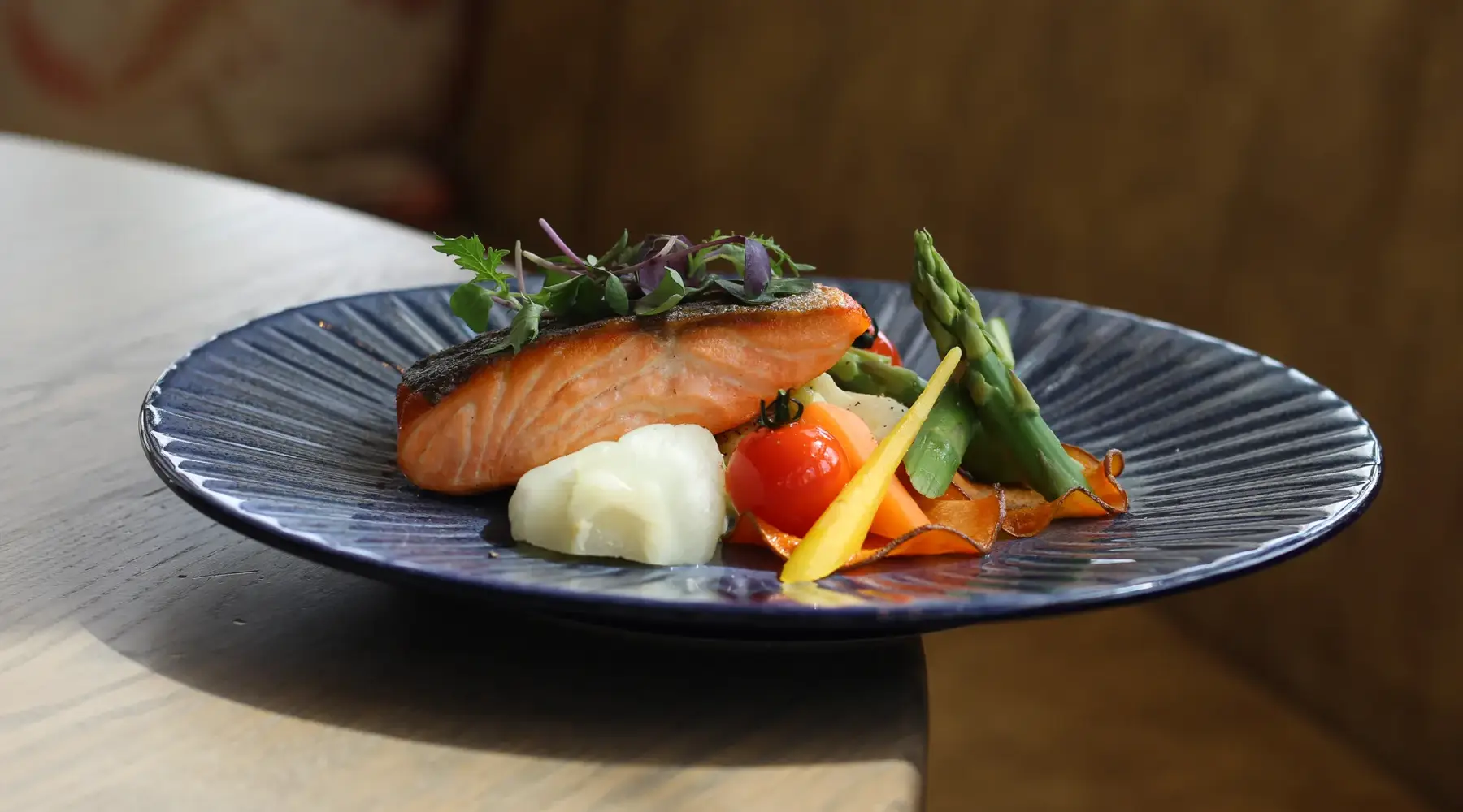 Lachsfilet, serviert auf einem Tisch im Restaurant Vloed