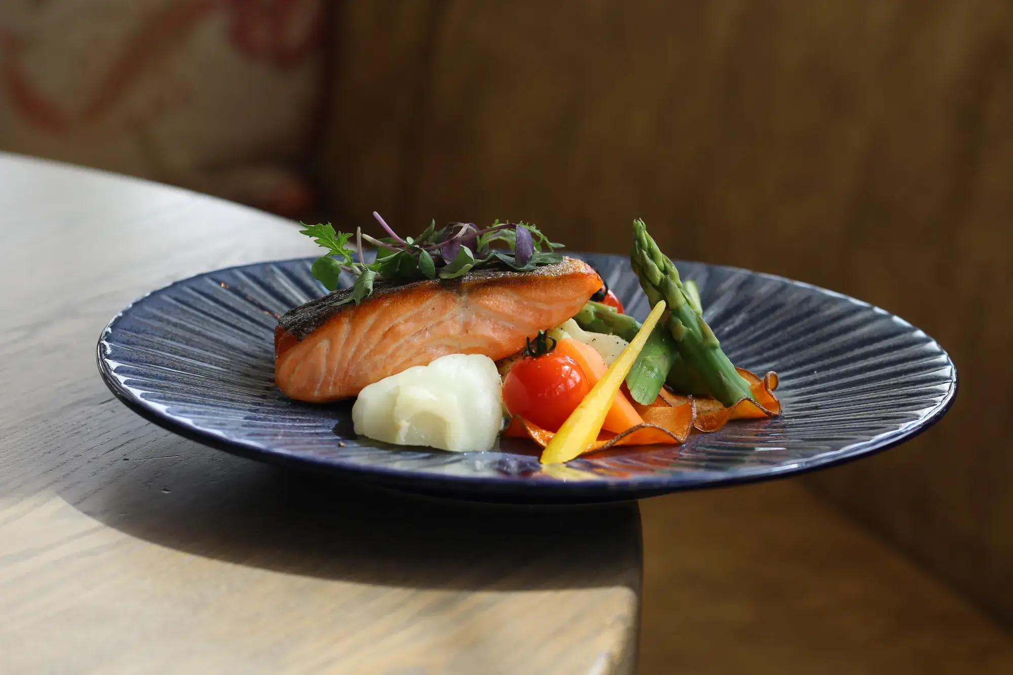 Lachsfilet, serviert auf einem Tisch im Restaurant Vloed