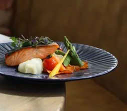 Lachsfilet, serviert auf einem Tisch im Restaurant Vloed
