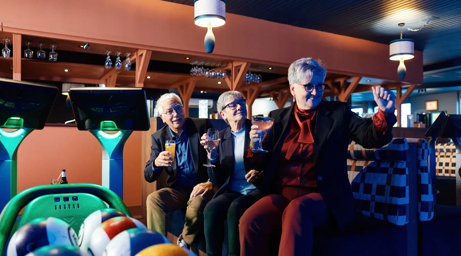 Familie bij de bowlingbaan