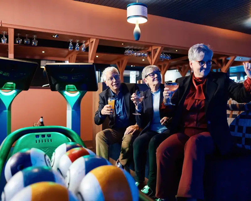 Familie in der Bowlingbahn