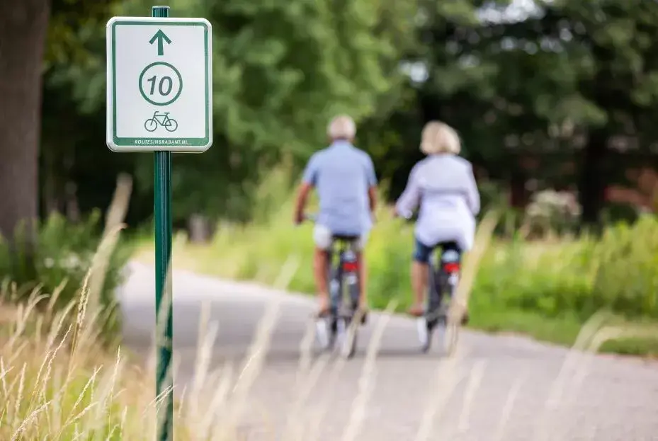 Koppel aan het fietsen in de natuur