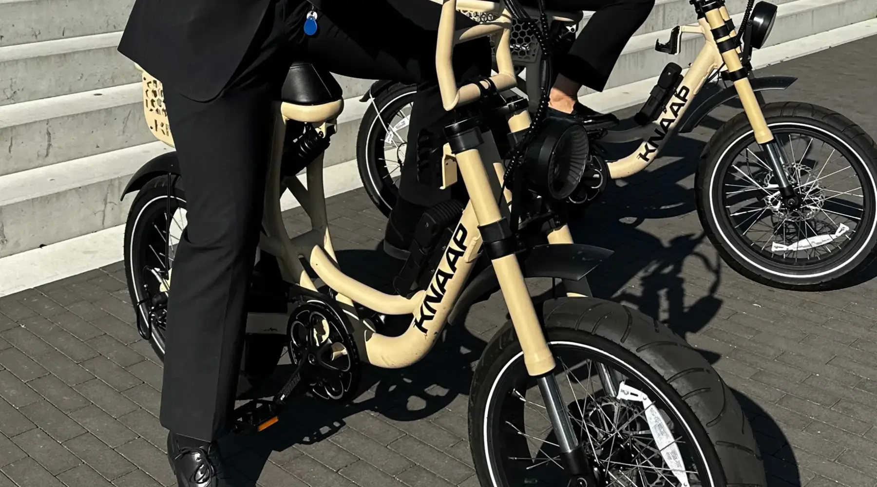 Fietsen op het terrein van Hotel Lelystad