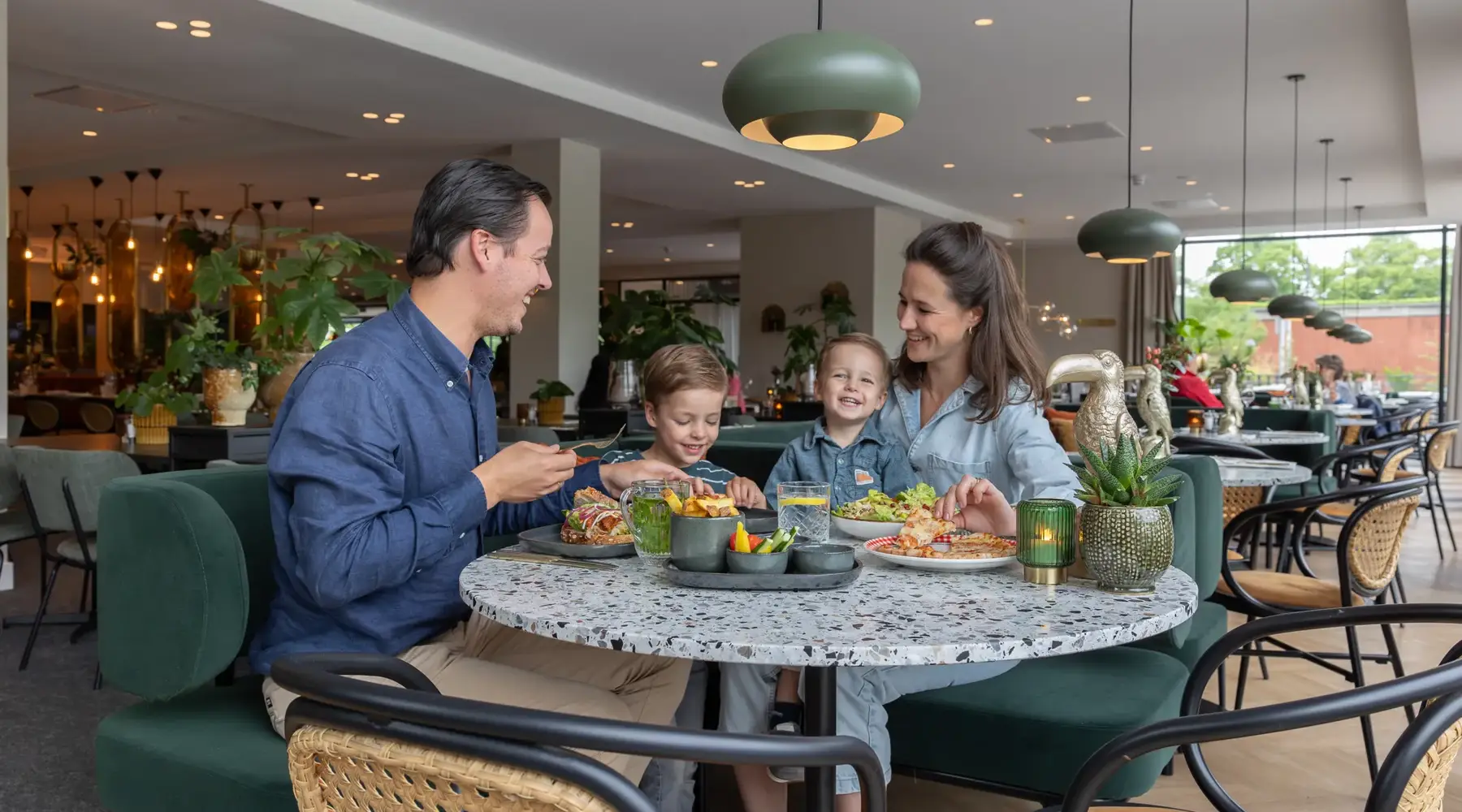 Familie aan tafel in Restaurant Eiber