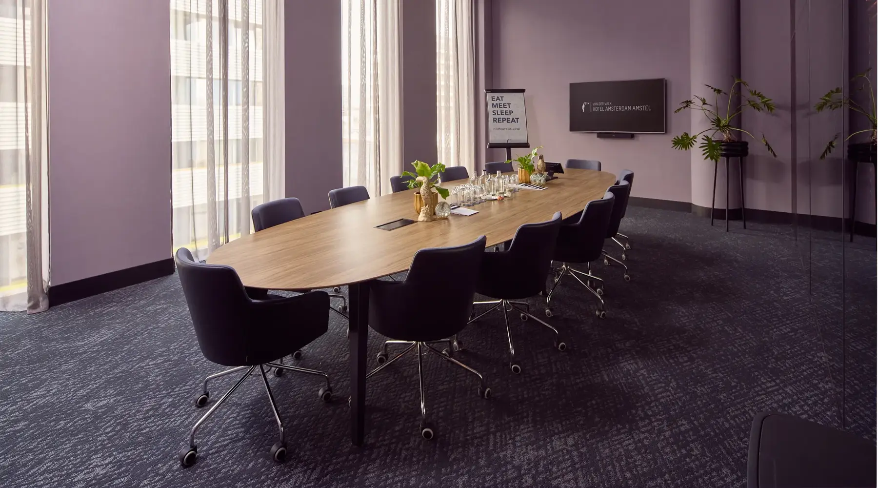 Bloemenmarkt boardroom with meeting table and screen