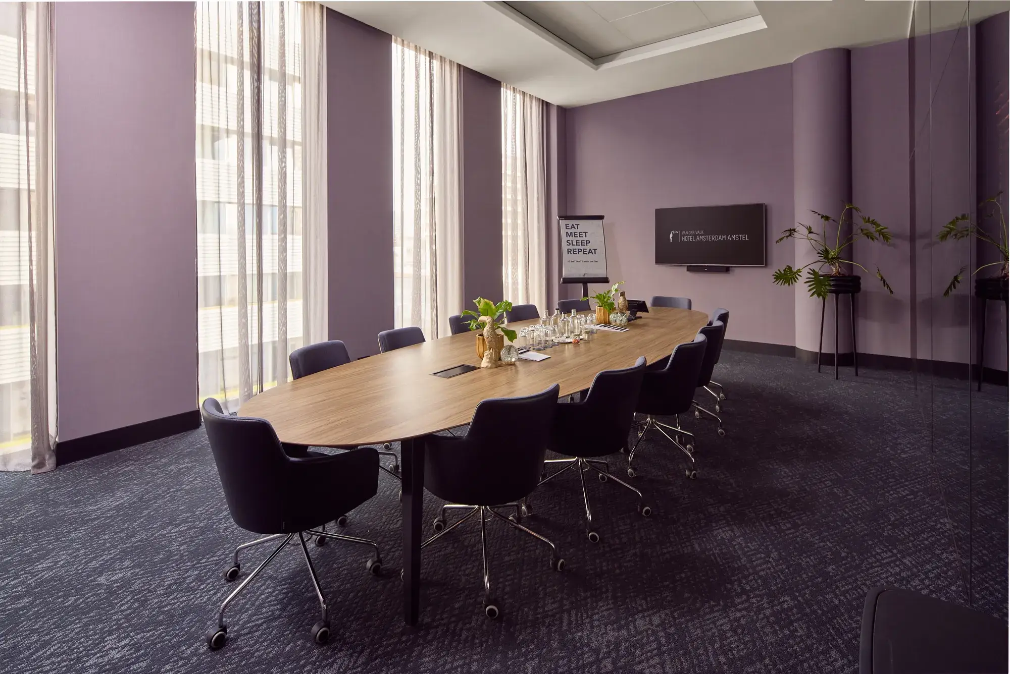 Bloemenmarkt boardroom with meeting table and screen