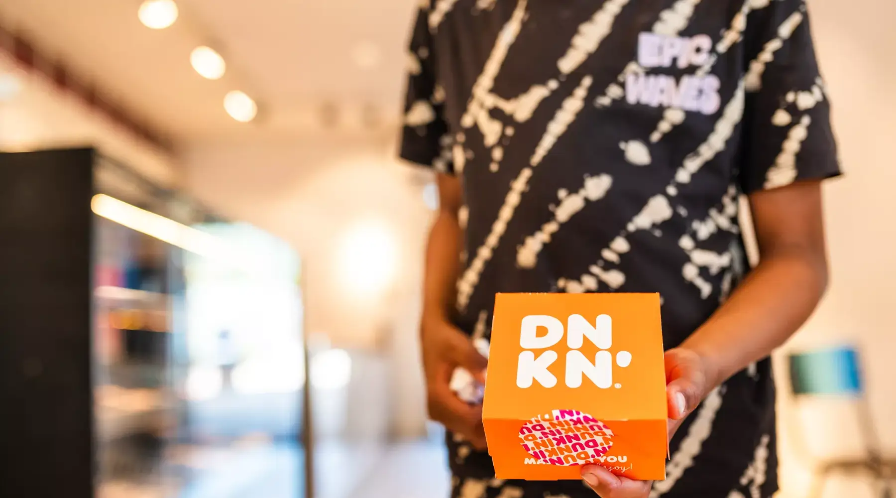 Junge mit einer Schachtel Dunkin'