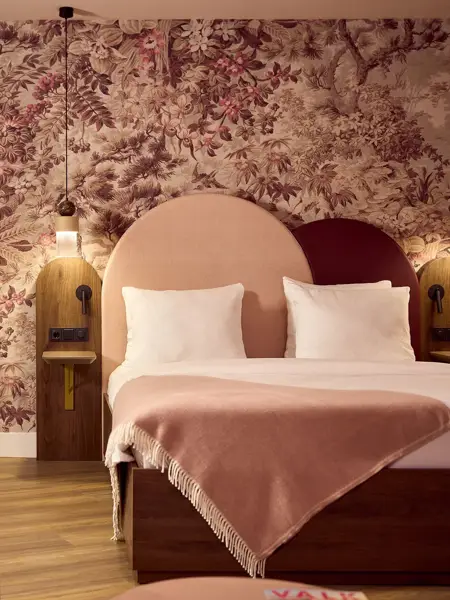 Chambre d'hôtel dans des tons chauds et clairs