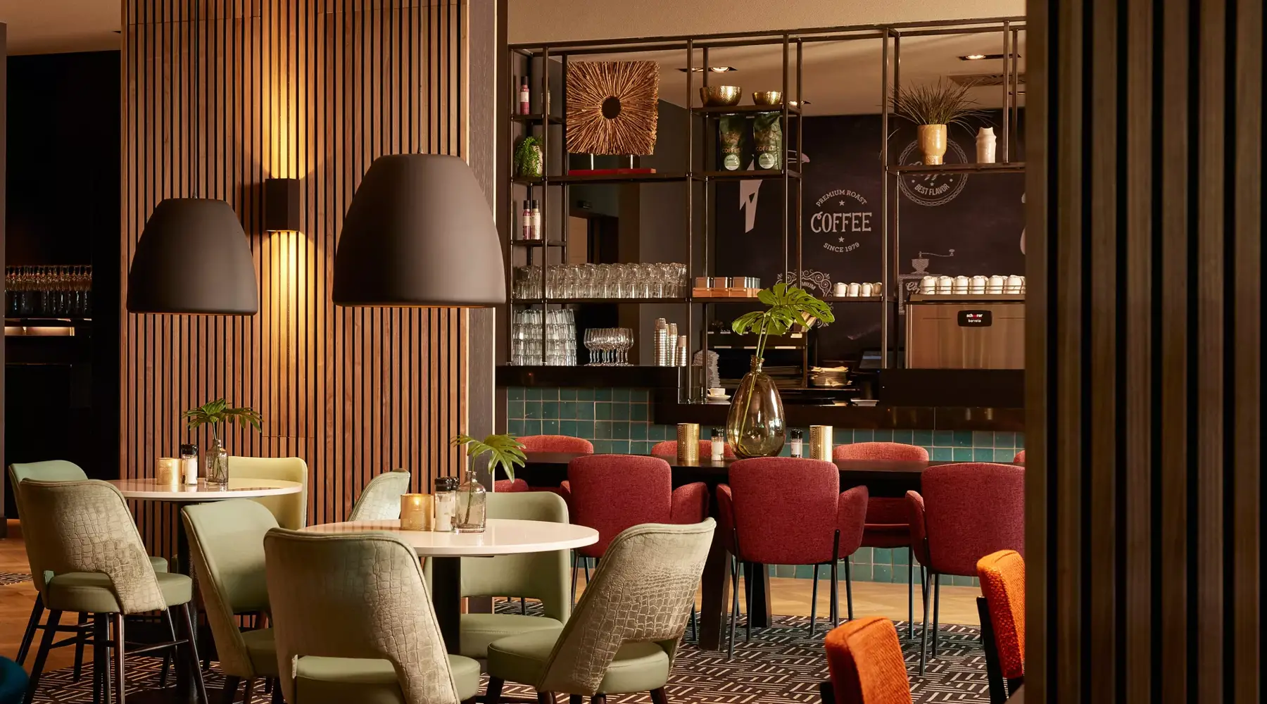Hotel lounge met stoelen 