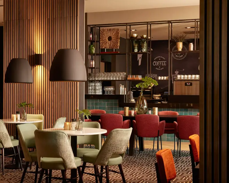 Hotel lounge met stoelen 