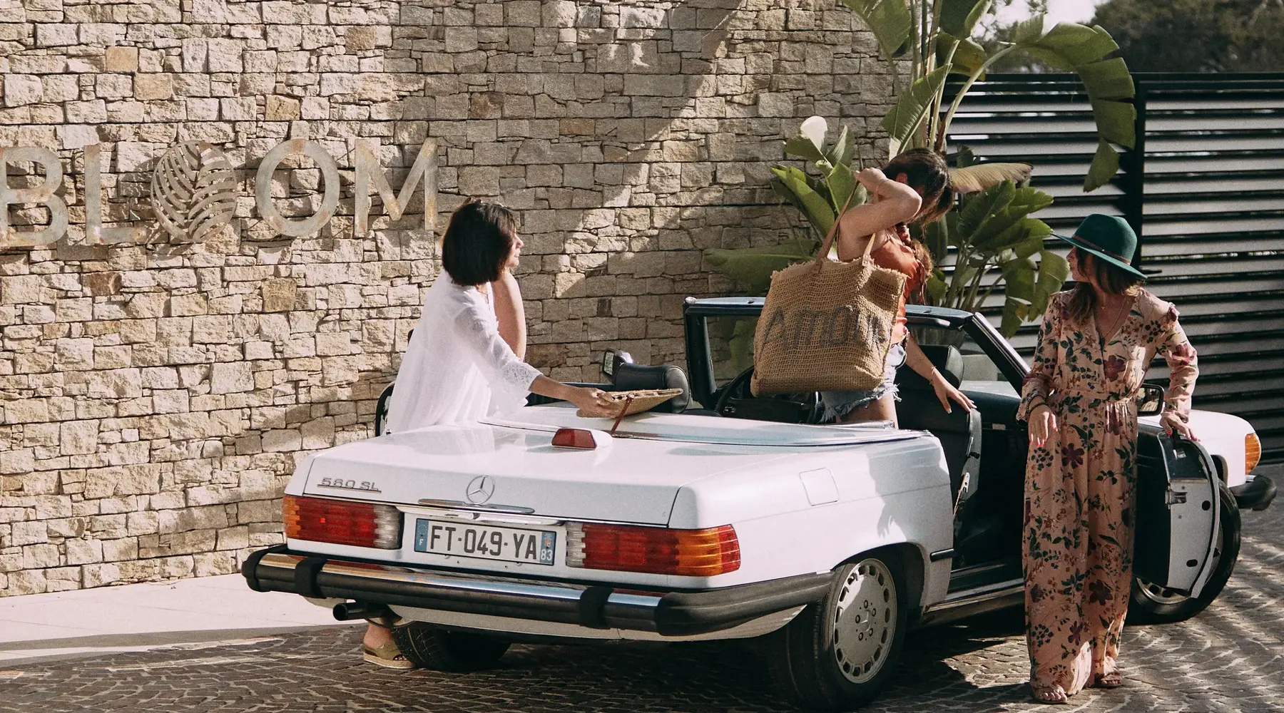 Vriendinnen in de auto voor Hotel Bloom