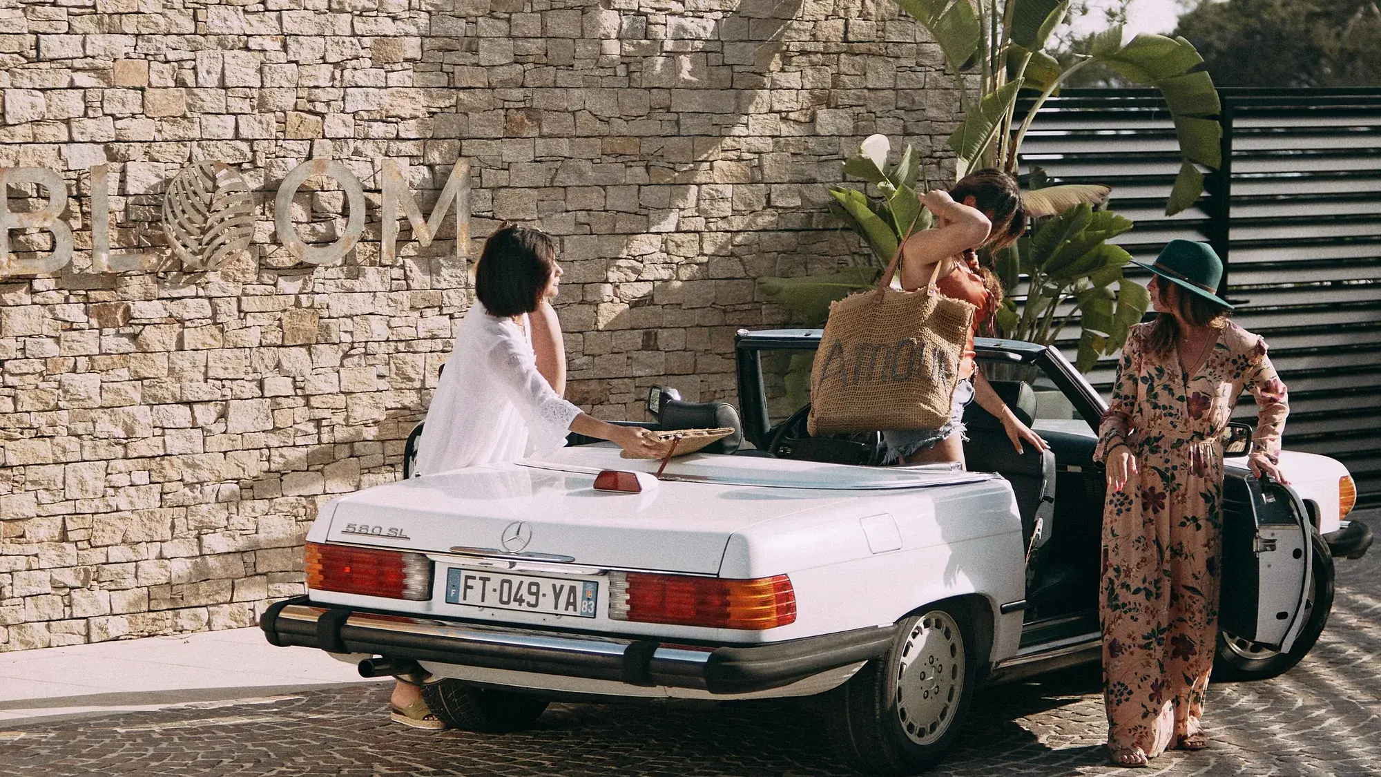 Vriendinnen in de auto voor Hotel Bloom