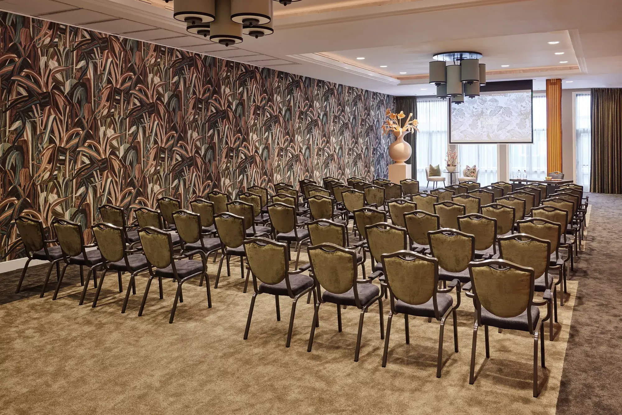 Vergaderzaal Tulp 4 in Theater opstelling met scherm