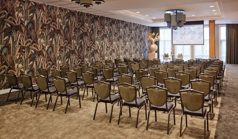 Vergaderzaal Tulp 4 in Theater opstelling met scherm