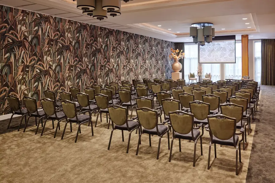 Vergaderzaal Tulp 4 in Theater opstelling met scherm