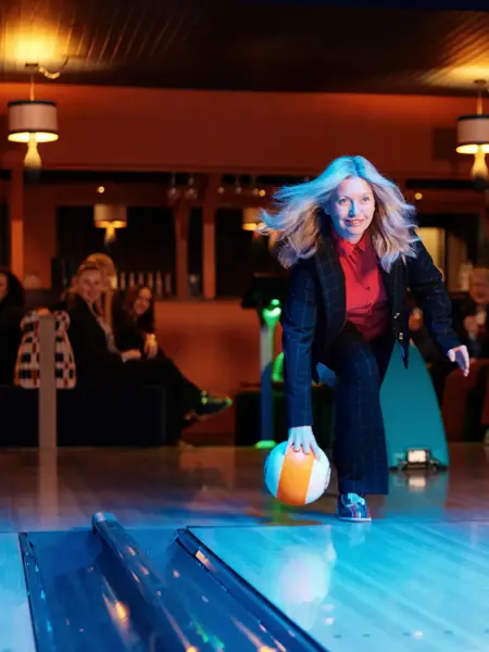 Frau wirft Bowlingkugel in die Bowlingbahn des Hotels Drachten.