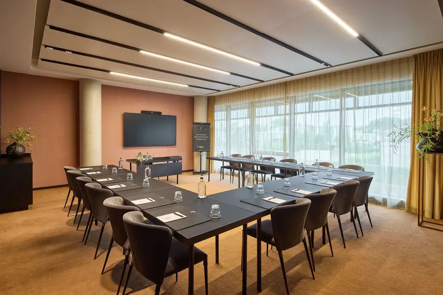 U-förmige Anordnung für bis zu 16 Personen im Belfort-Saal.
