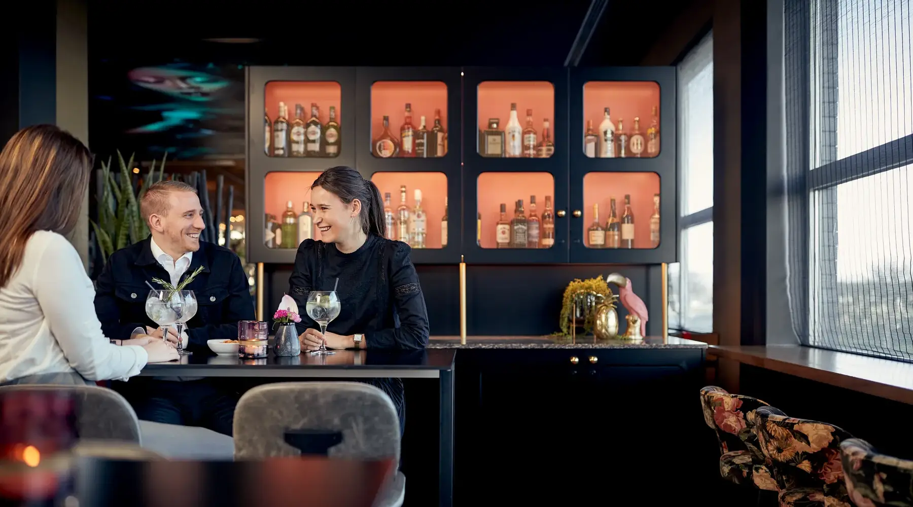Bar & Lounge