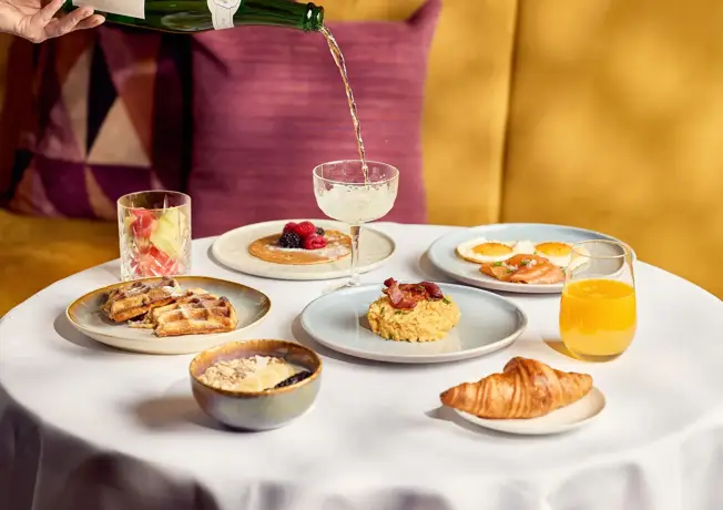 Petit-déjeuner buffet avec cuisine en direct au restaurant Cocotte à Gand