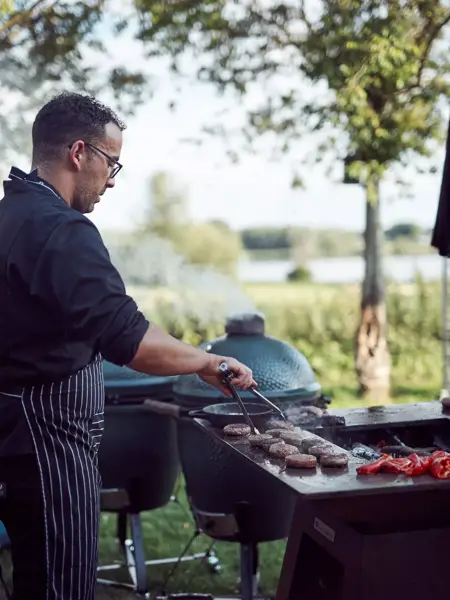 Chef beim Grillen in einem Van der Valk Hotel