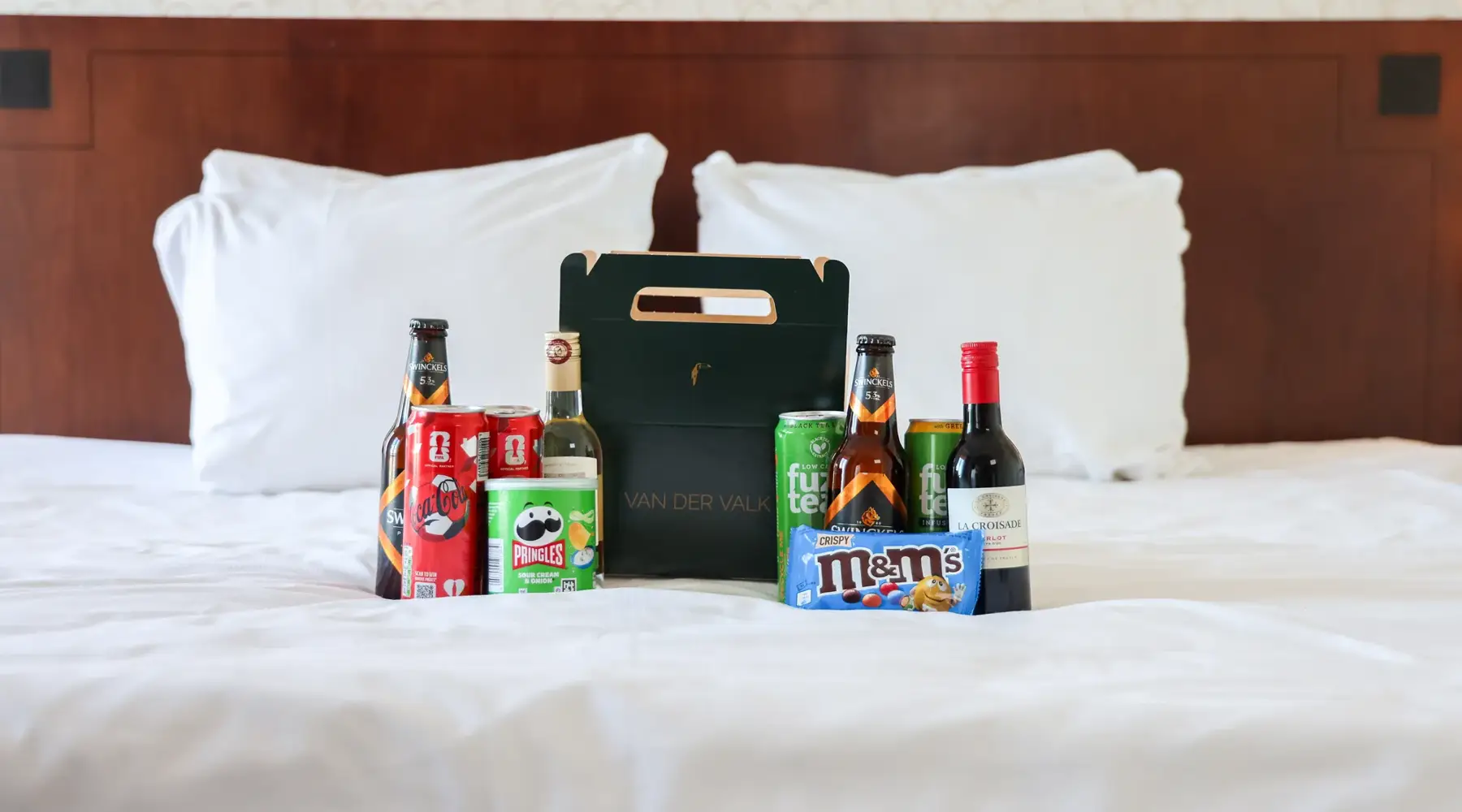 Minibar kamerpakket met diverse drankjes en snacks