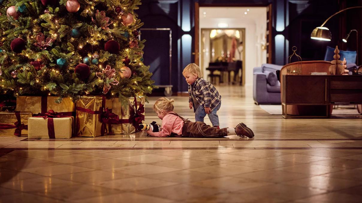 Gezin ligt lachend op de bank in pyjama