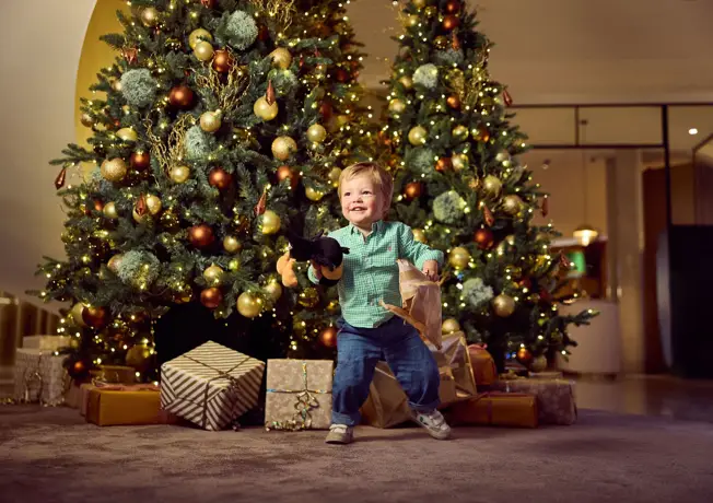 Kind geniet in Hotel Gent van de kerstsfeer