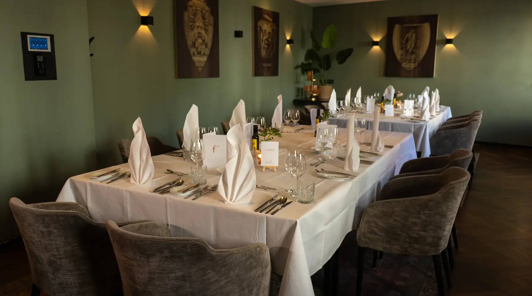 Festlich eingedeckter Veranstaltungsraum mit langer Tafel, weißen Servietten und dunklen Stühlen im Van der Valk Hotel Hildesheim.