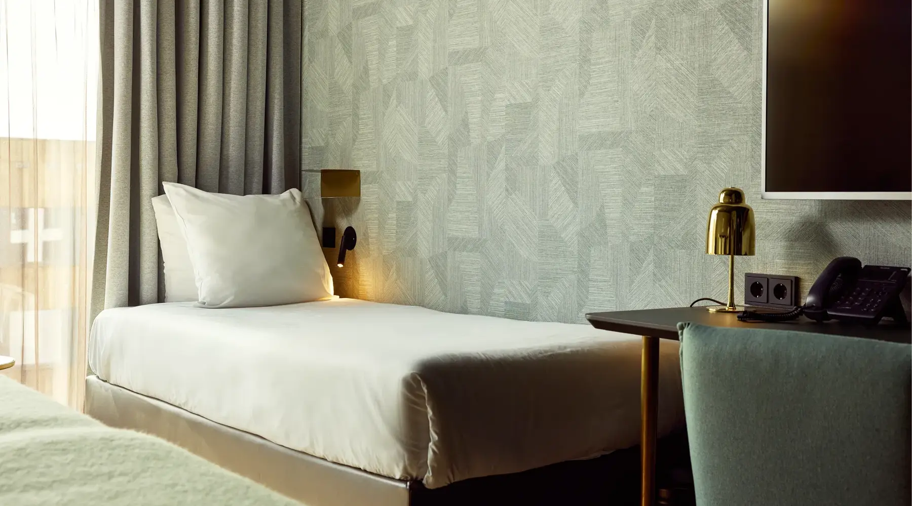Comfort room with single bed