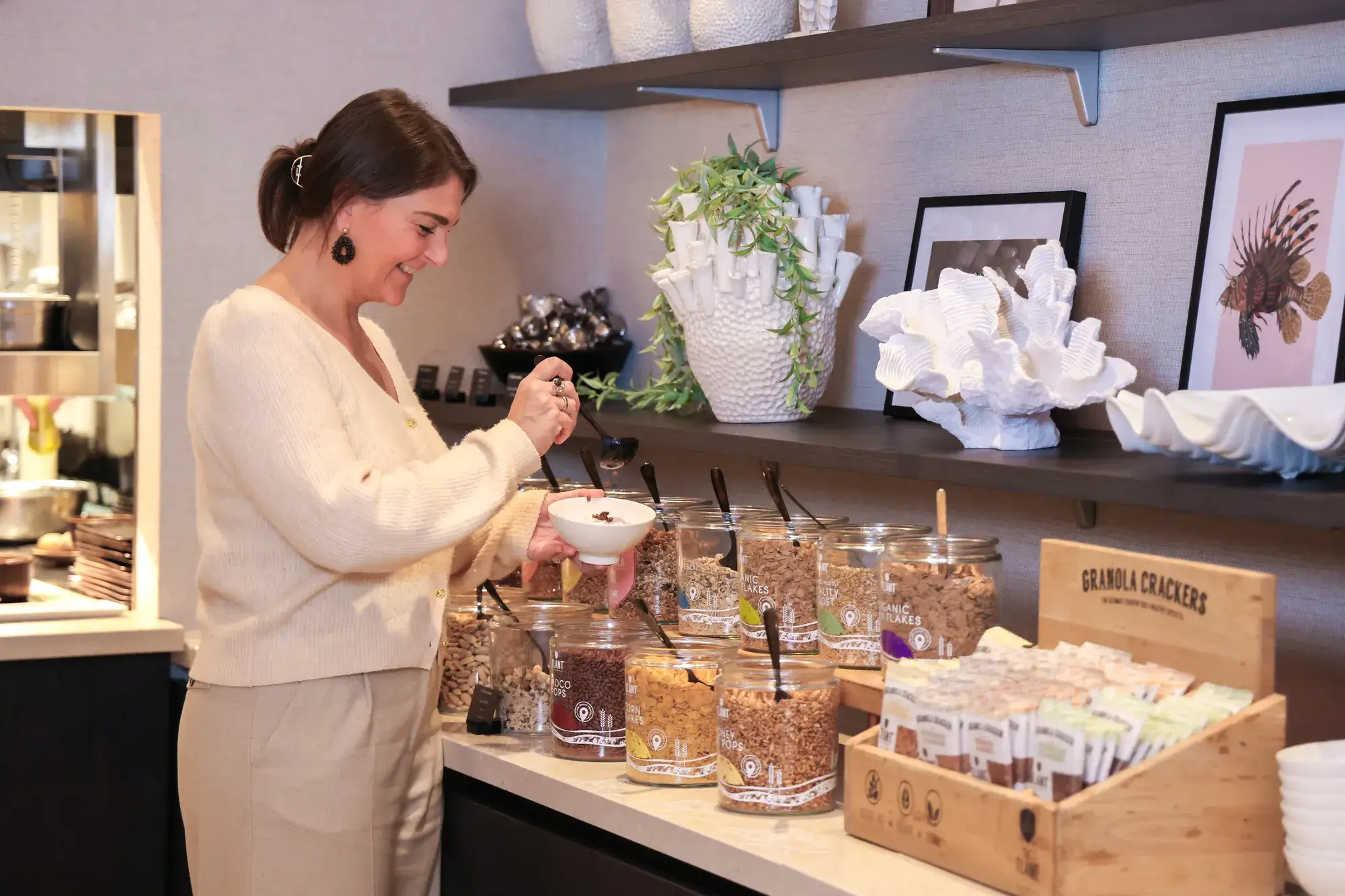 Eine Frau schöpft sich Cruesli für ihren Joghurt am Buffet des Restaurants Vloed.