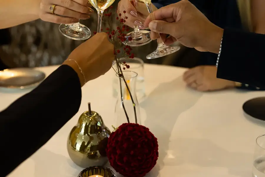 Proosten met champagne bij De Gieser Wildeman