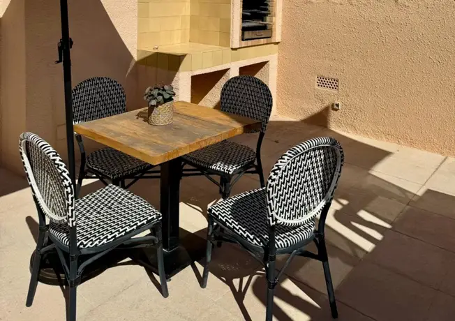 4 personnes à la table à dîner