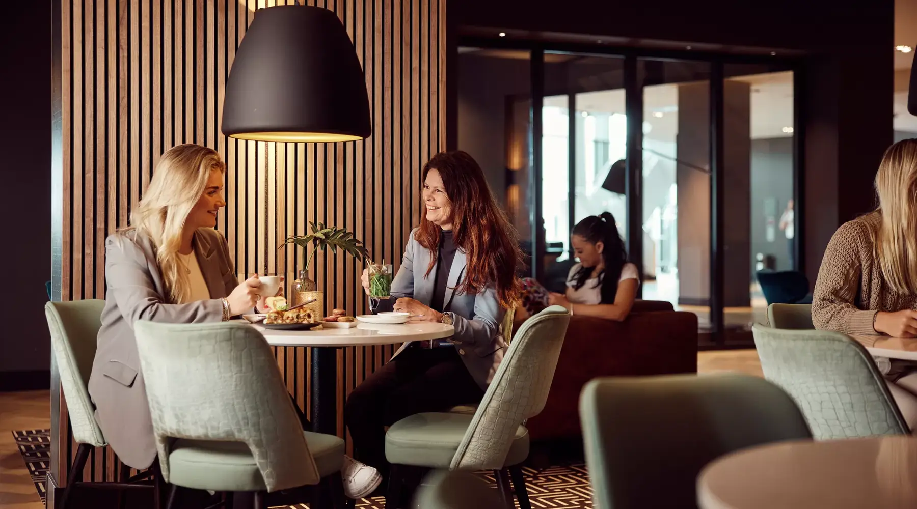 Vrouwen borrelen aan tafel