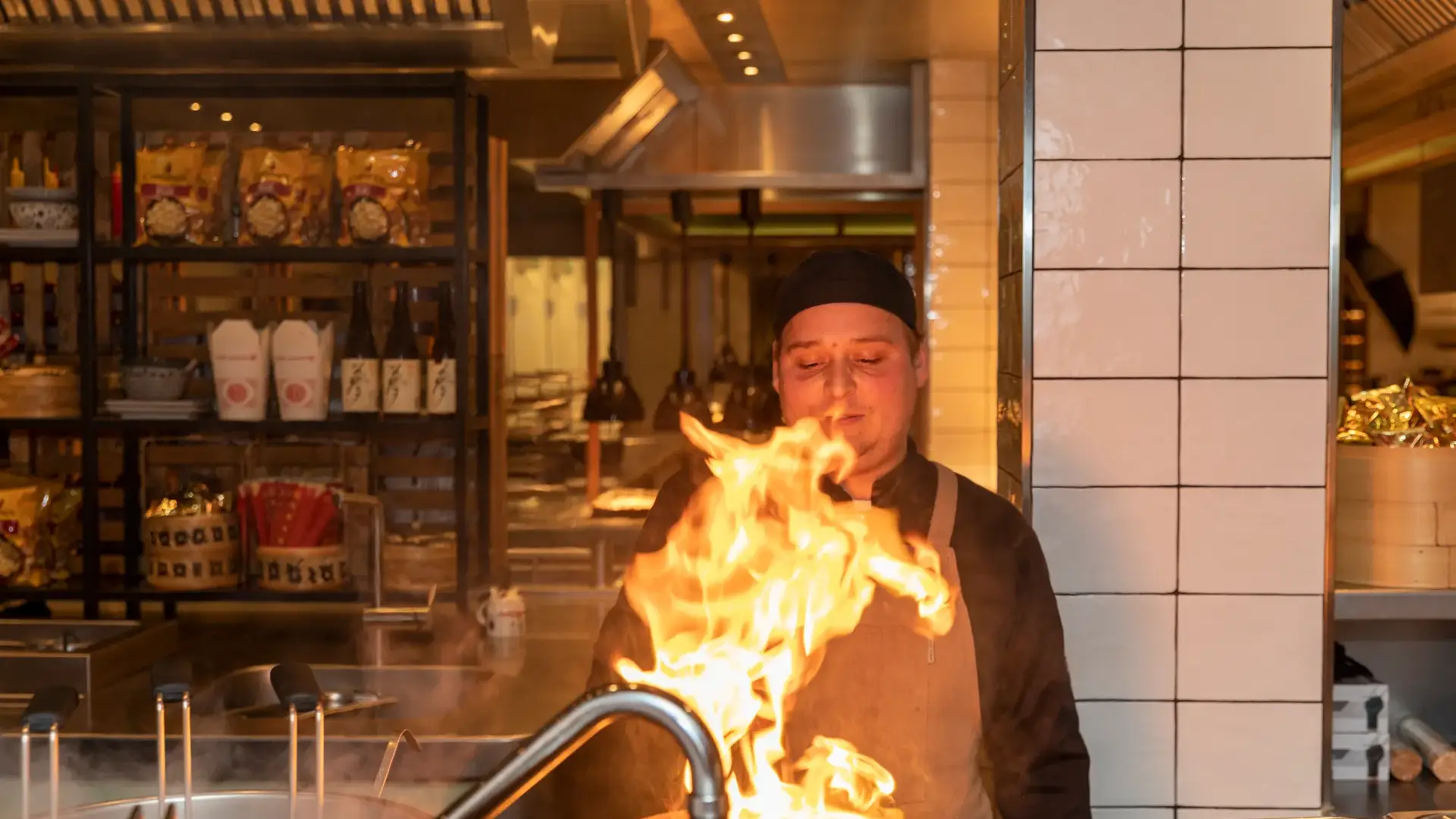 Der Chefkoch steht in der Küche.