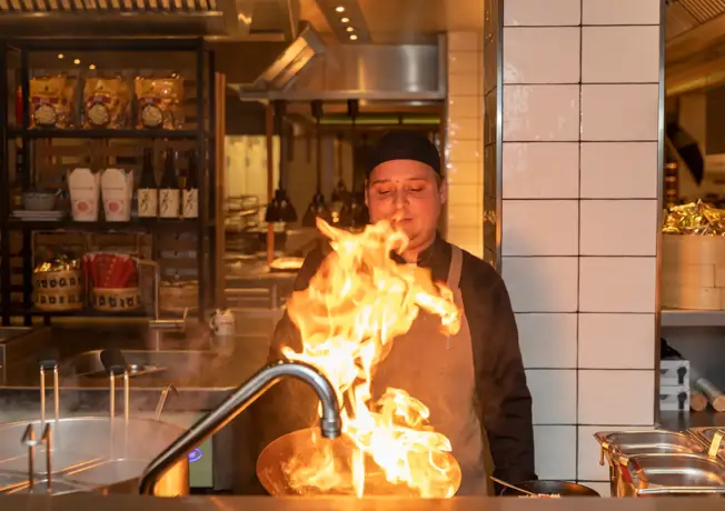 Chef-kok staat in de keuken
