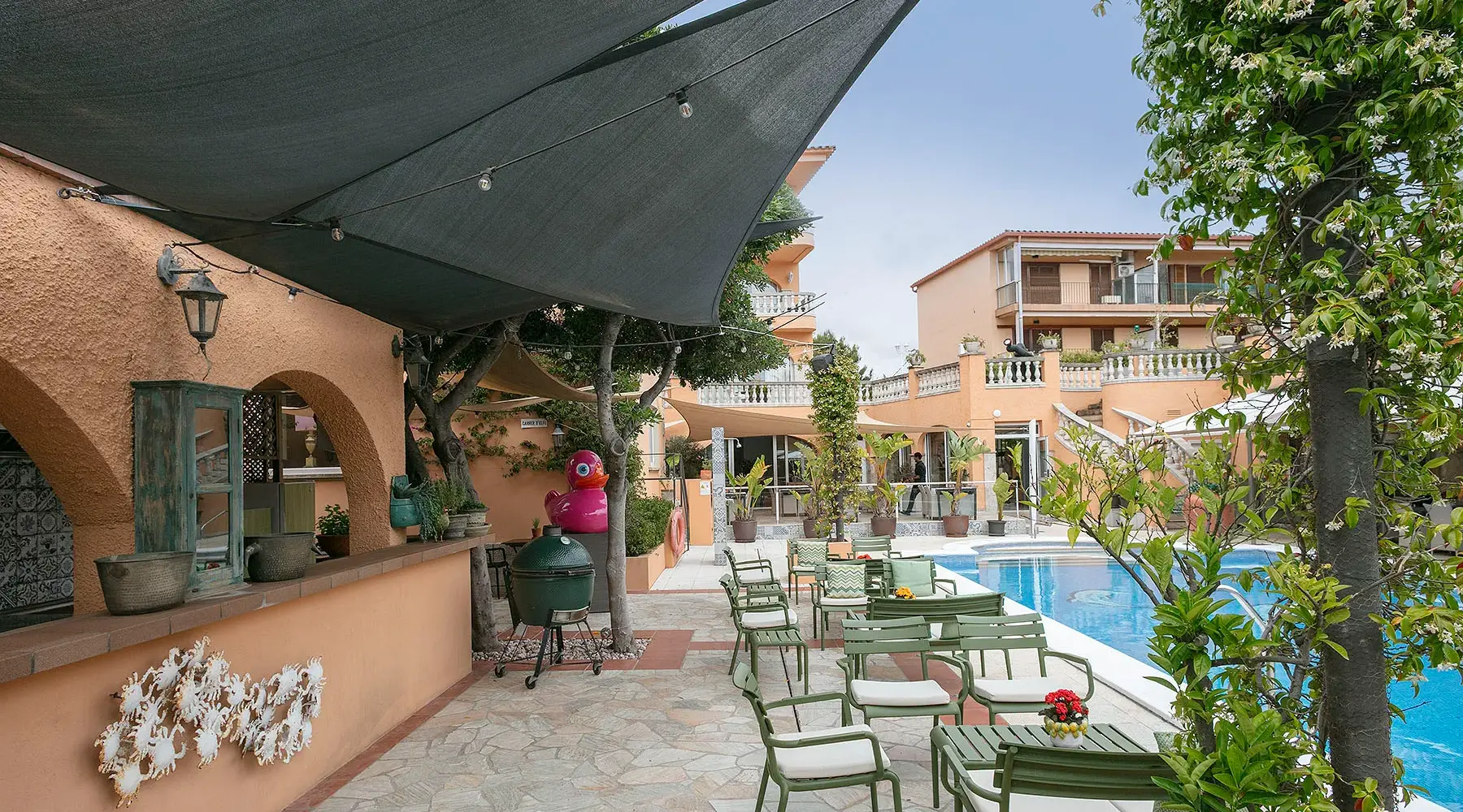 erraza von La Casita im Van der Valk Hotel Barcarola mit Pool und Outdoor-Bar.