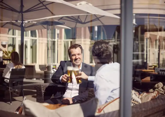 Borrelen auf der Terrasse in Noordwijk 