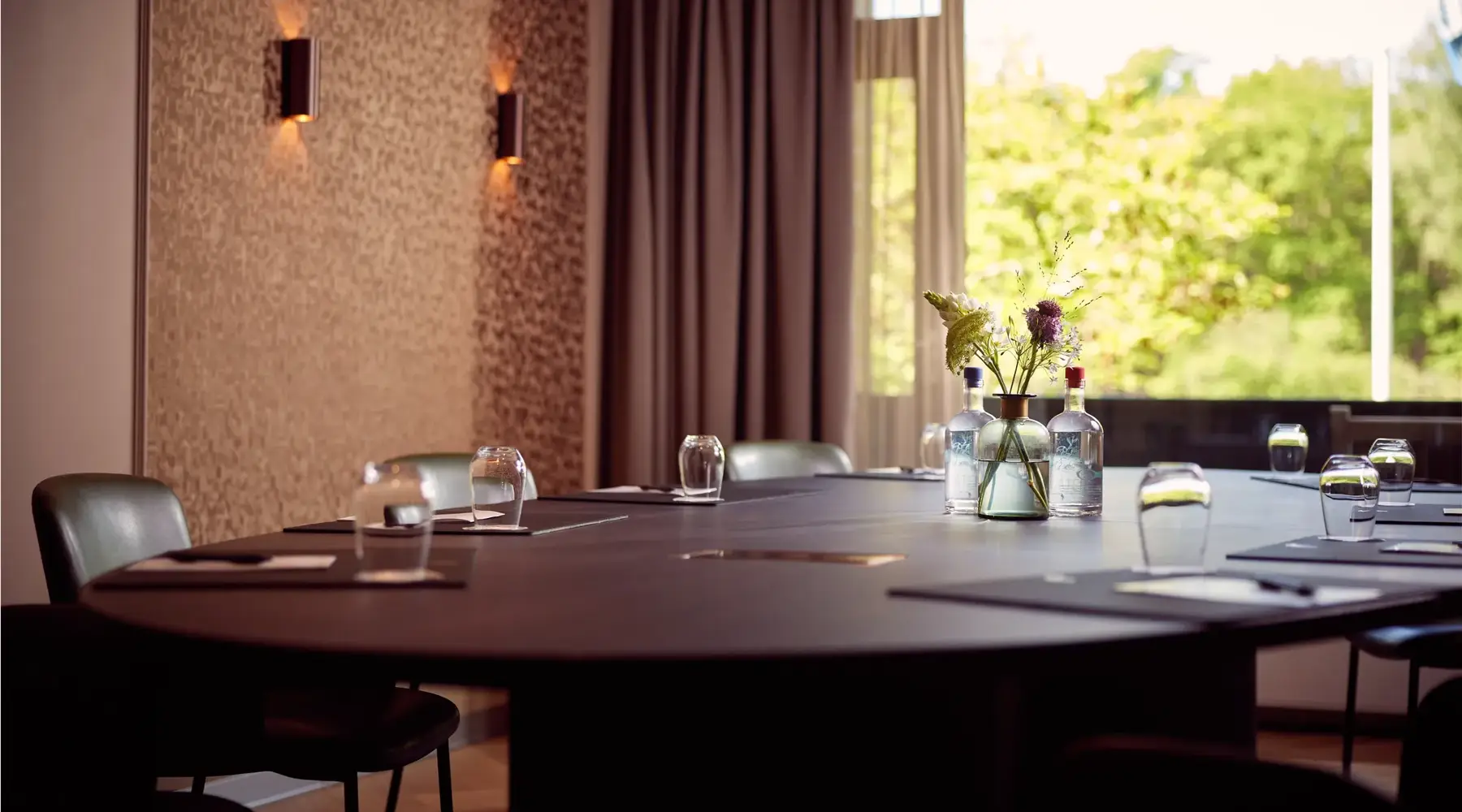 Freundinnen checken an der Rezeption eines Hotels ein.