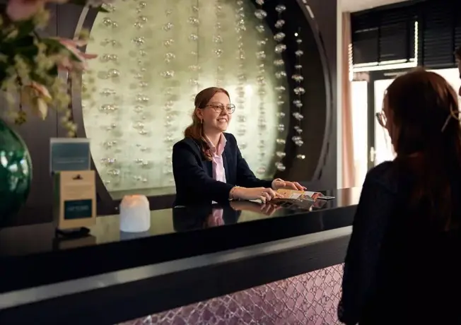 Medewerker-Inchecken-Receptie