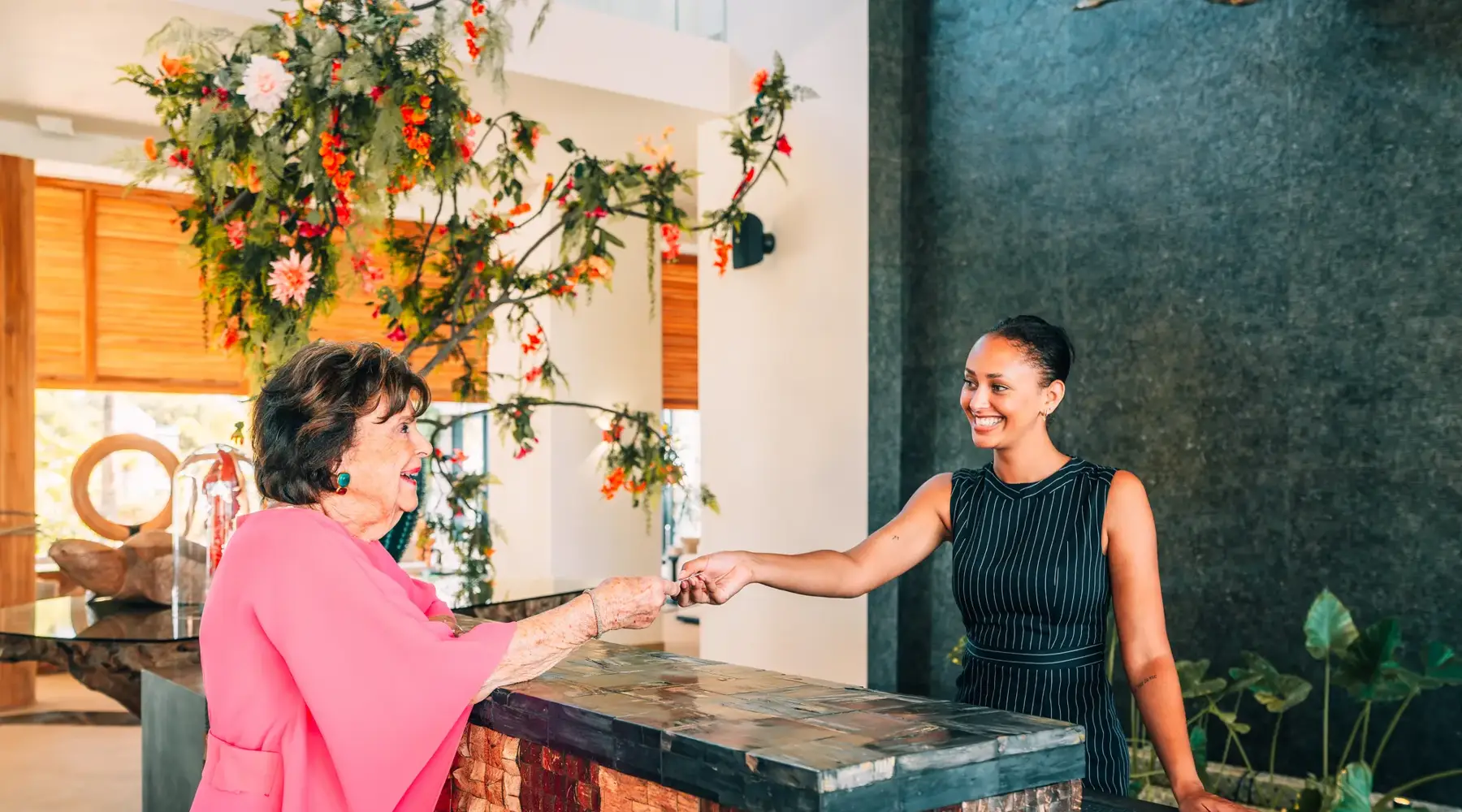 Vrouw checkt in bij de receptie van het hotel