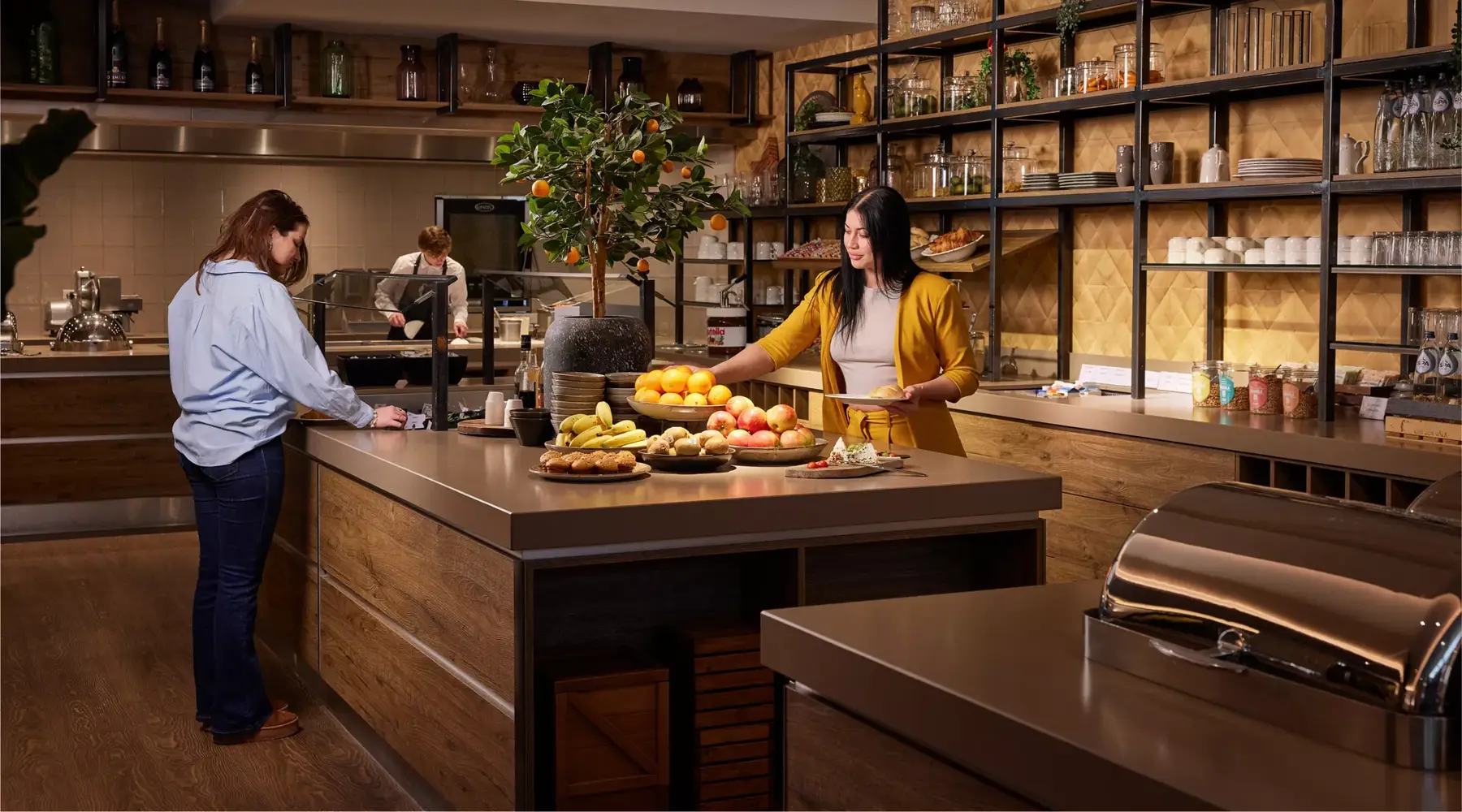 Dames dineren in restaurant