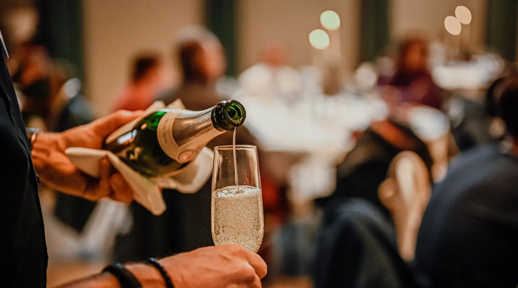 Glas cava dat ingeschonken wordt