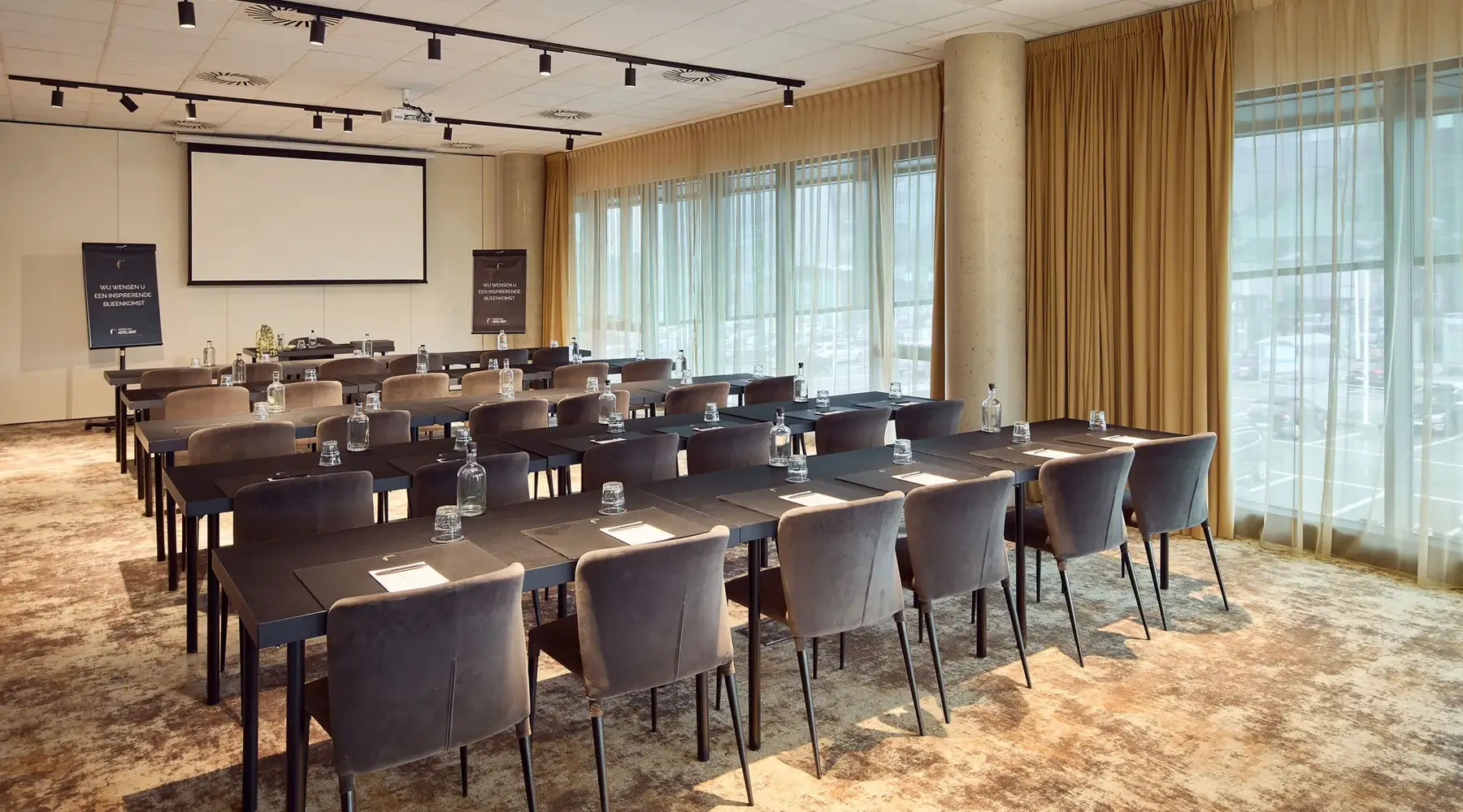 school opstelling zaal Vrijdagmarkt in Hotel Gent