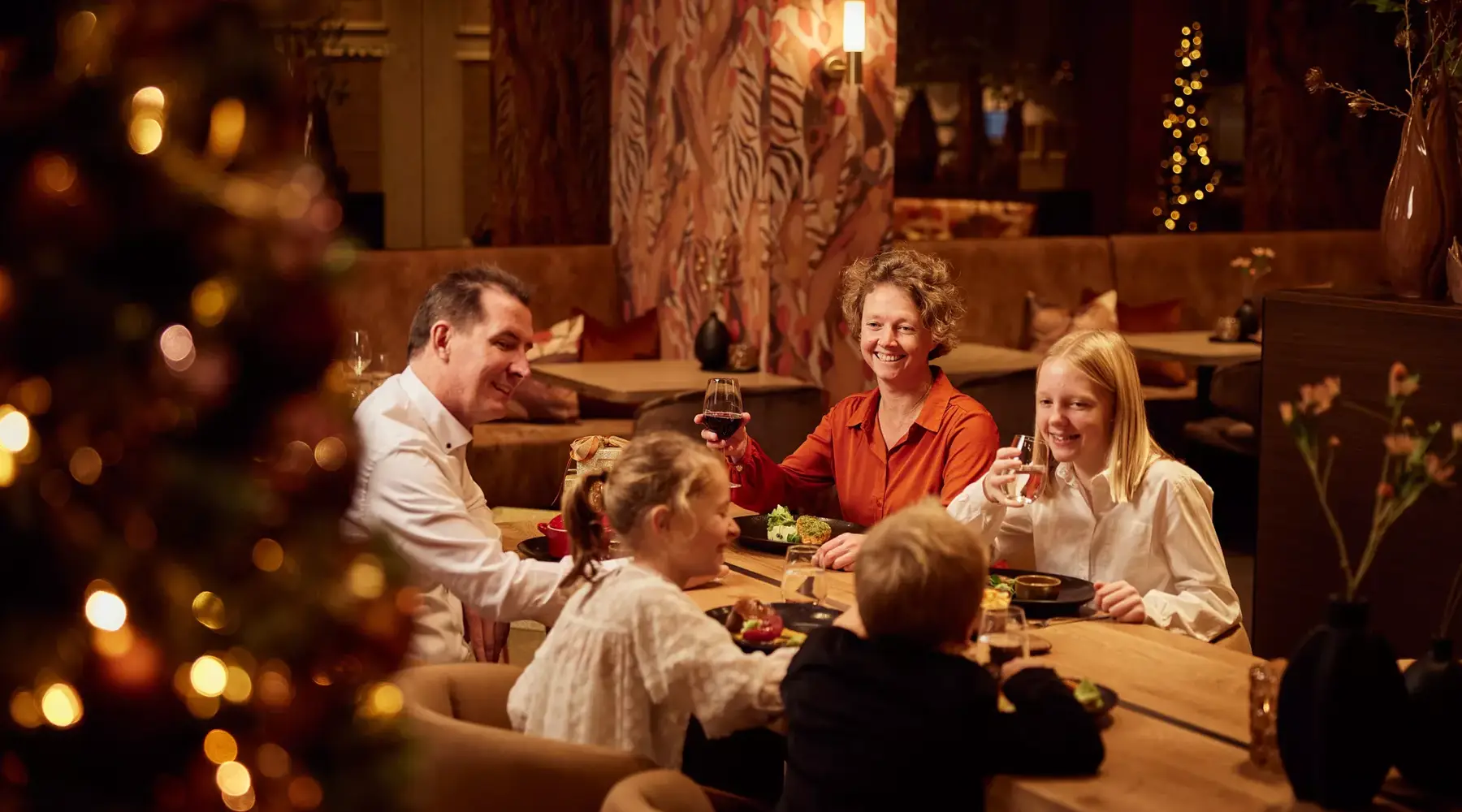 Gezin aan tafel tijdens de kerst in een Van der Valk restaurant